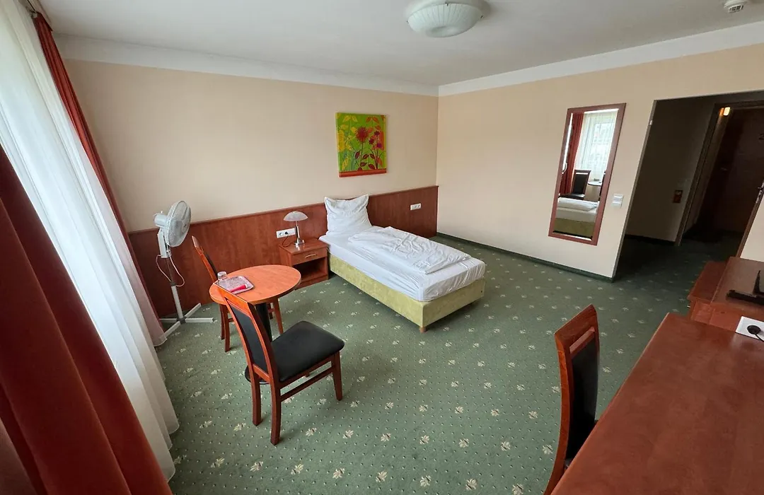 Hotel Breitenlee-1